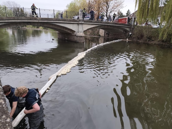 Die Sperre wurde an beiden Uferenden befestigt.