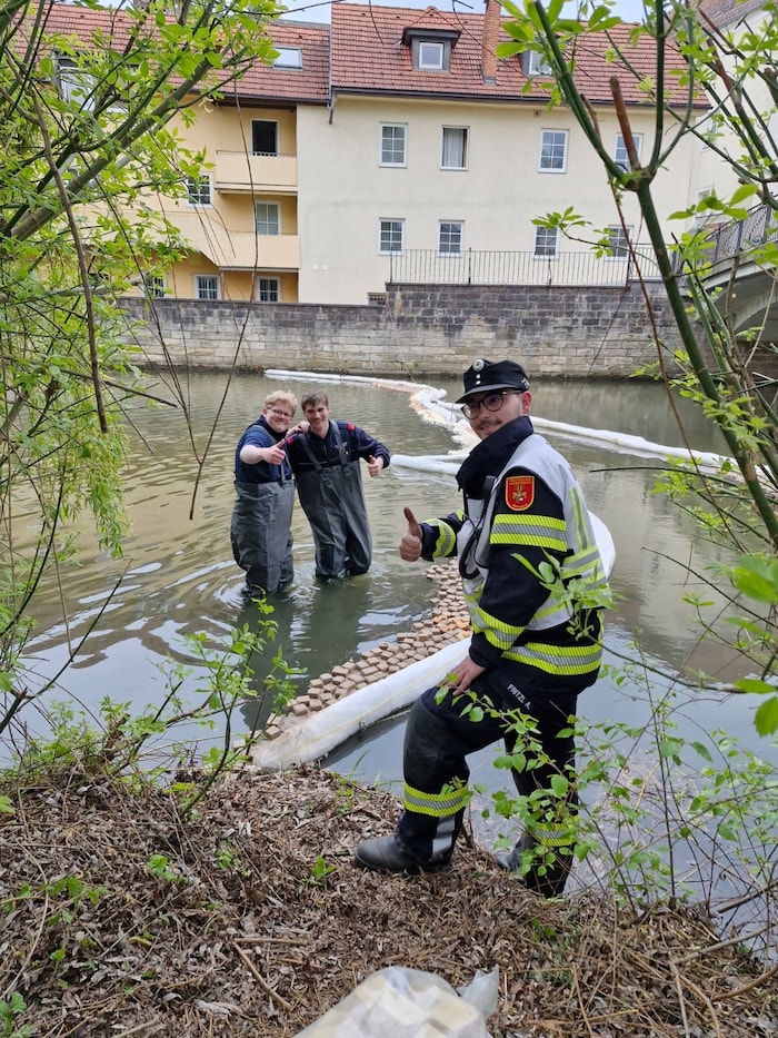 Die Einsatzkräfte bei der Arbeit.