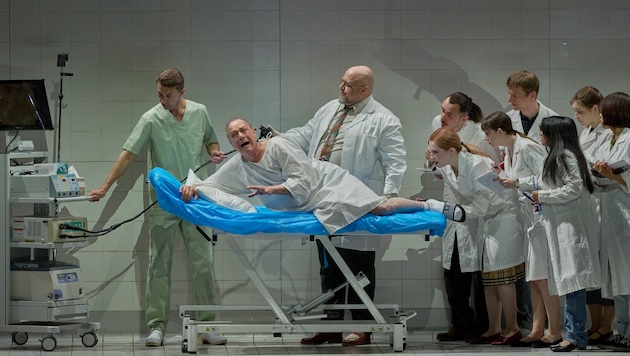 Die Regie von Simon Stone zeigt den Titelhelden Wozzeck (Johannes Martin Kränzle, mitte) ...