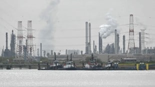 Die Einfahrt zum Hafen in Antwerpen, Nordbelgien, wo der Schiffsverkehr großteils zum Erliegen ...