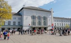 So sah der Vorplatz des Hauptbahnhofs am Dienstag kurz vor dem Minister-Besuch aus: Viel Polizei ...