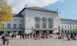 So sah der Vorplatz des Hauptbahnhofs am Dienstag kurz vor dem Minister-Besuch aus: Viel Polizei ...