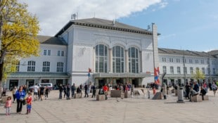 So sah der Vorplatz des Hauptbahnhofs am Dienstag kurz vor dem Minister-Besuch aus: Viel Polizei ...