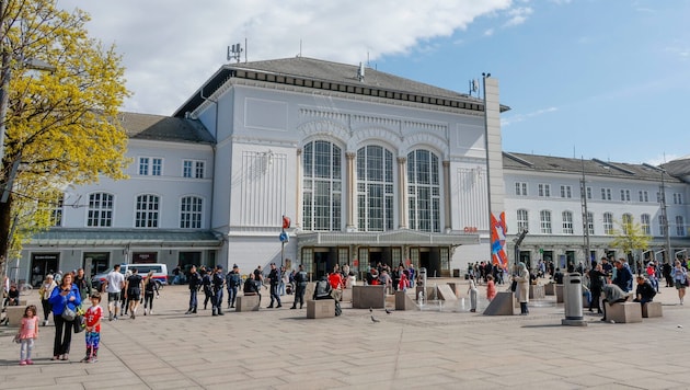 So sah der Vorplatz des Hauptbahnhofs am Dienstag kurz vor dem Minister-Besuch aus: Viel Polizei ...