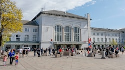 So sah der Vorplatz des Hauptbahnhofs am Dienstag kurz vor dem Minister-Besuch aus: Viel Polizei ...
