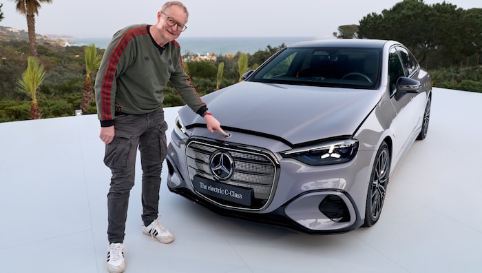 Ein Druck auf das Logo öffnet den Frunk.