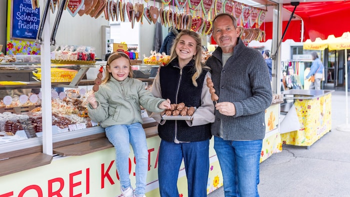 Am Vergnügungspark (täglich 10 bis 24 Uhr) gibt es nicht nur Fahrgeschäfte, bunte Spielbuden und ...