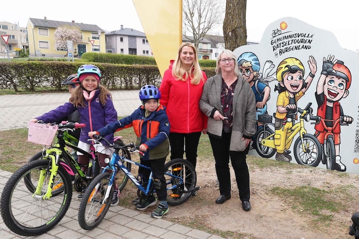 Landesrätin Daniela Winkler und Bürgermeisterin Michaela Wohlfarth mit Mia, Tim und Paul im ...