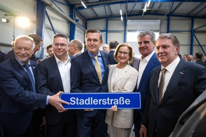von links: Bürgermeister Herbert Porsch, Stadler-CEO Christian Diewald, Minister Peter Hanke, ...