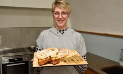 Angelika Wirnsperger mit den Speisen: Hühnersteigen (obere Reihe), „armer Ritter“ links unten ...