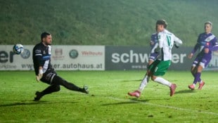 Straßwalchens Oberascher (Mitte) traf nach 40 Sekunden.