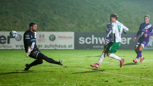 Straßwalchens Oberascher (Mitte) traf nach 40 Sekunden.