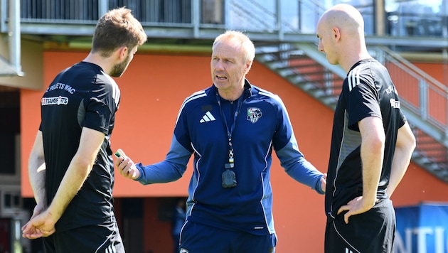Neo-WAC-Coach Thomas Silberberger im Gespräch mit den Führungsspielern Baumgartner (li.) und ...