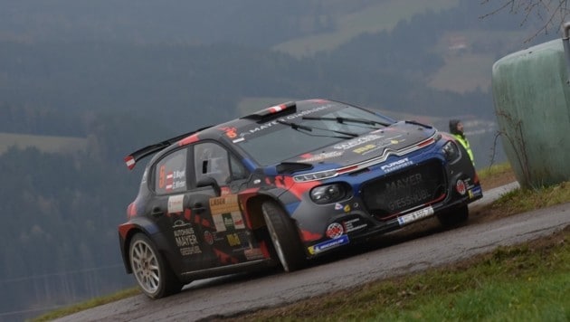 Daniel Mayer musste nach dem „Angriff“ eines Zusehers den Citroen Rally2 verreißen, blieb zum ...