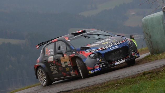 Daniel Mayer musste nach dem „Angriff“ eines Zusehers den Citroen Rally2 verreißen, blieb zum ...