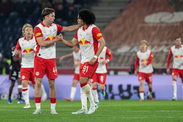 Schuster (li.) und Chase waren defensiv nicht sattelfest.