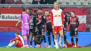 Symbolisch: Salzburg (im Bild vorne Maurits Kjaergaard) versteht die Welt nicht mehr, der LASK ...