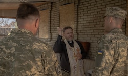 Ein Militärgeistlicher segnet ukrainische Soldaten während des orthodoxen Osterfestes in der ...