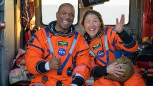 Die Astronauten Victor Glover und Christina Koch nach der Rückkehr auf die Erde