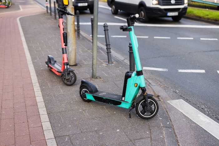 Der ÖAMTC fürchtet, dass viele unbrauchbare E-Scooter illegal entsorgt werden könnten.