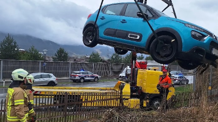 Das Auto wurde per Kran aus der Wiese gehoben.