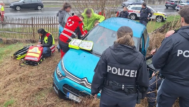 Das Unfallauto kam in einer angrenzenden Wiese zum Stillstand.