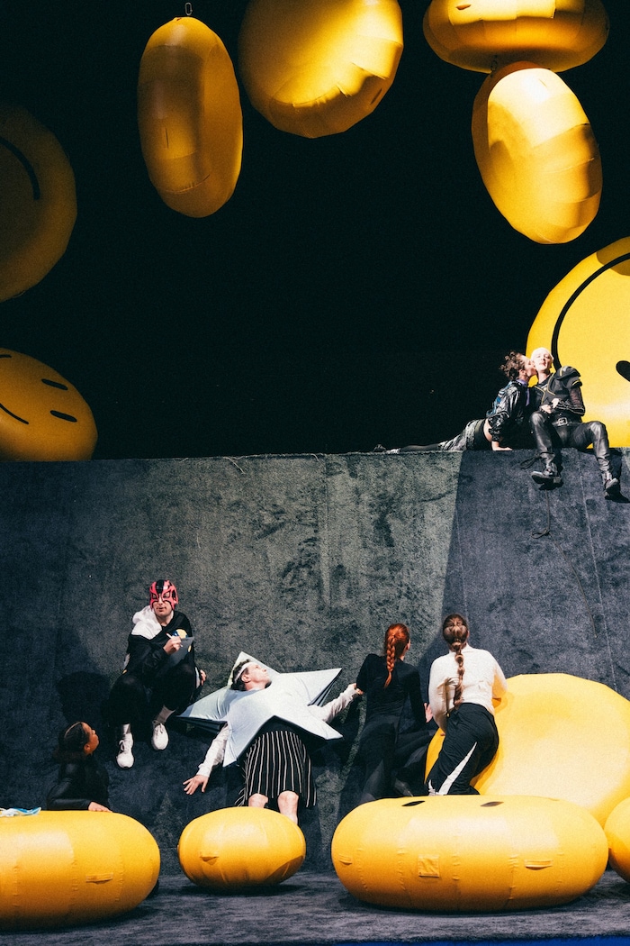 Tolle Bühne, grandioses Ensemble: „Das Orakel spricht“ im Schauspielhaus Graz