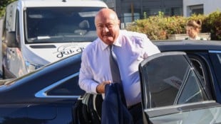 An seinem Dienstauto entstand Sachschaden, der Bundeskanzler blieb unverletzt (Archivbild) 