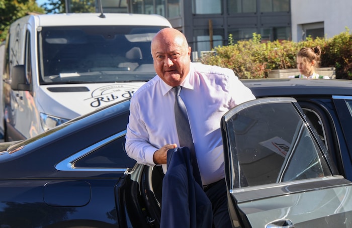 An seinem Dienstauto entstand Sachschaden, der Bundeskanzler blieb unverletzt (Archivbild)