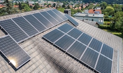 Solarenergie flutet die heimischen Stromnetze besonders im Sommer und zu Mittag (Symbolbild).