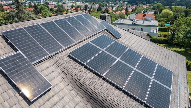 Solarenergie flutet die heimischen Stromnetze besonders im Sommer und zu Mittag (Symbolbild).