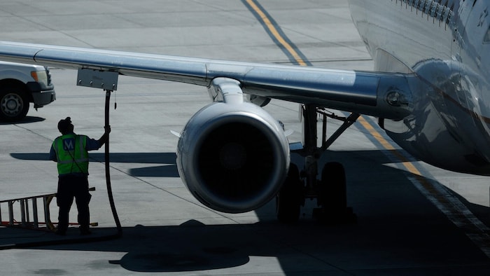 Wegen der hohen Treibstoffknappheit ist an manchen Flughäfen in Italien Kerosin bereits ...