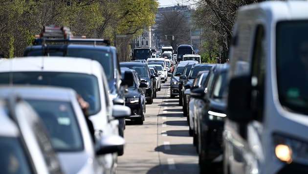 Für Auto- und auch Öffi- Pendler will Niederösterreichs SPÖ-Parteivorsitzender Sven Hergovich ...