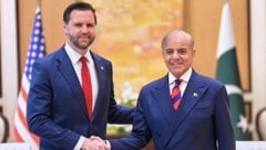 US-Außenminister JD Vance posiert mit dem pakistanischen Regierungschef Shehbaz Sharif in ...