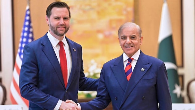 US-Außenminister JD Vance posiert mit dem pakistanischen Regierungschef Shehbaz Sharif in ...
