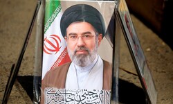 Auf dem Papier soll Khamenei den Iran anführen, gesehen wurde er seit seiner Übernahme aber noch ...