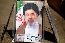 Auf dem Papier soll Khamenei den Iran anführen, gesehen wurde er seit seiner Übernahme aber noch ...