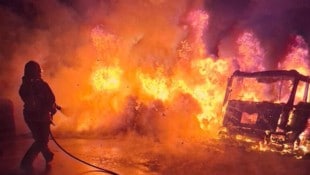 Beim Eintreffen der Einsatzkräfte stand der Lkw bereits in Vollbrand.
