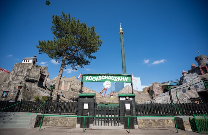 Die Hochschaubahn befindet sich in der Nähe vom Schweizerhaus.