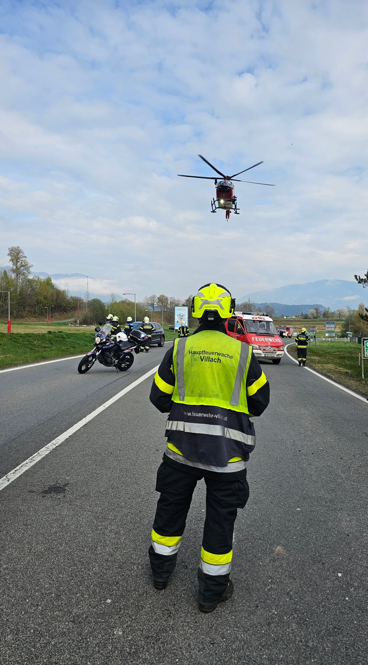 Ein Helikopter-Team brachte eine verletze Person ins Krankenhaus.