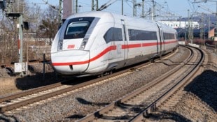 Ein ICE der Deutschen Bahn auf freier Strecke (Archivfoto)