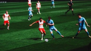 Lieferings Riquelme im Duell mit Floridsdorfs Bitsche.