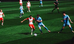 Lieferings Riquelme im Duell mit Floridsdorfs Bitsche.