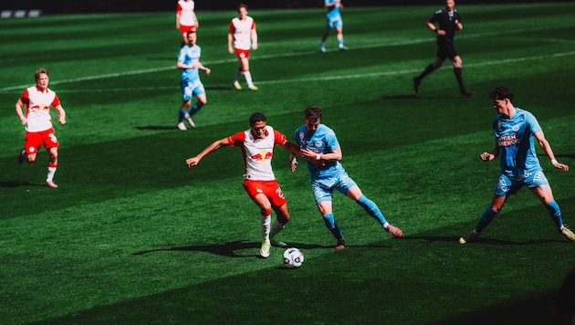 Lieferings Riquelme im Duell mit Floridsdorfs Bitsche.