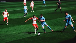 Lieferings Riquelme im Duell mit Floridsdorfs Bitsche.