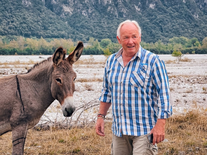 Gerhard Dörfler in der Region mit einem Esel.