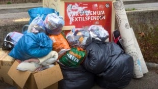 Alttextilien wurden einfach vor dem Container abgelegt.