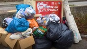 Alttextilien wurden einfach vor dem Container abgelegt.