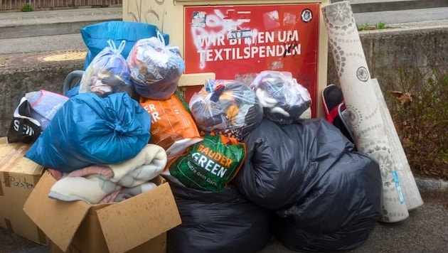 Alttextilien wurden einfach vor dem Container abgelegt.