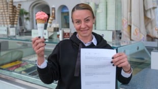 Die Linzer Eisverkäuferin Maria (re., 40) gab zu, im Alltag einfache Rechnungen ins Handy ...